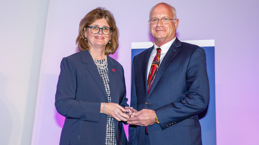 Eileen Collins, dean, UIC College of Nursing, presents the SAGE award to Lee Schmidt at Power of Nursing Leadership event on November 4, 2021.